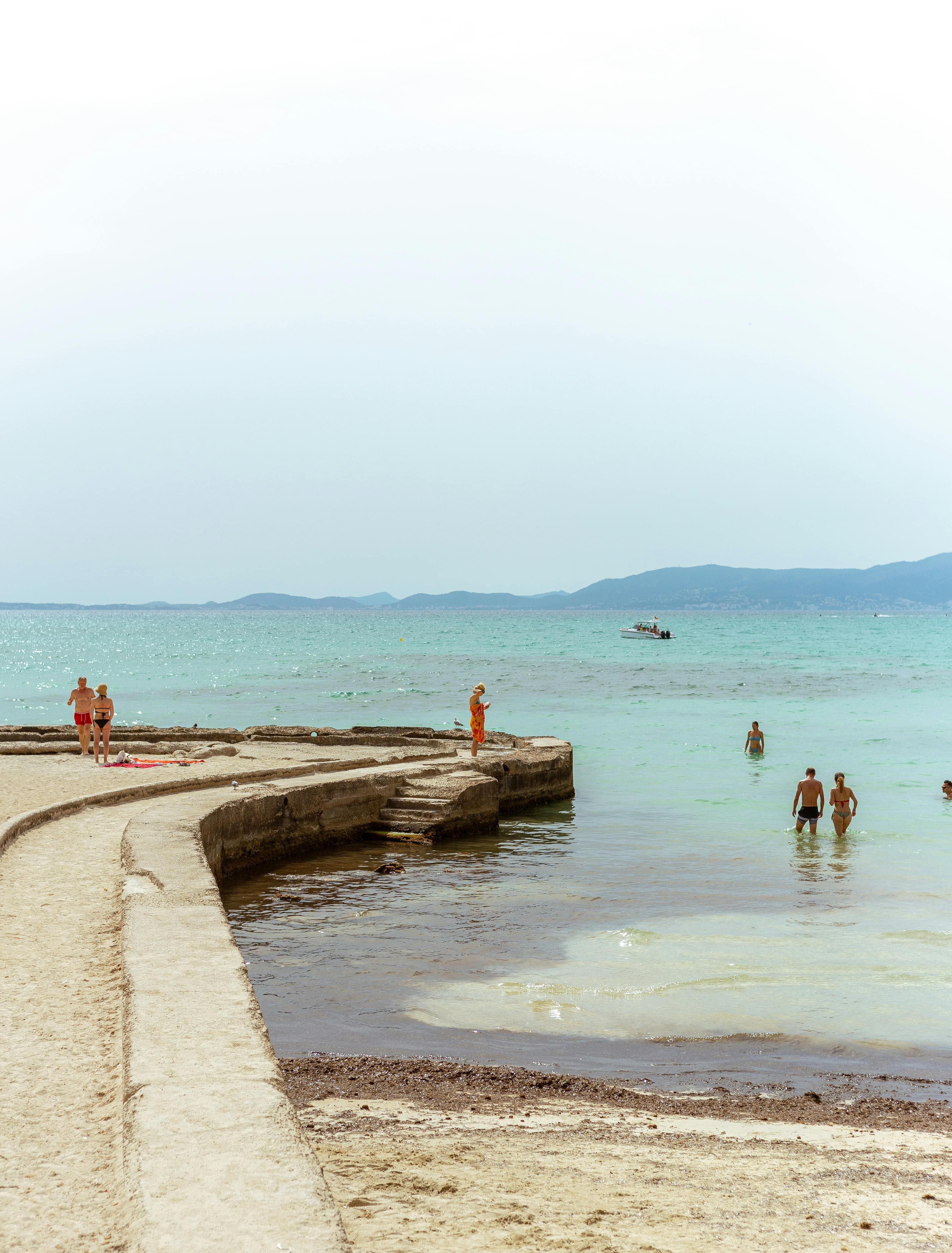 Moda Mediterránea en Mallorca | Foto de Miguel  Arcanjo Saddi: https://www.pexels.com/es-es/foto/mar-playa-vacaciones-gente-12698618/